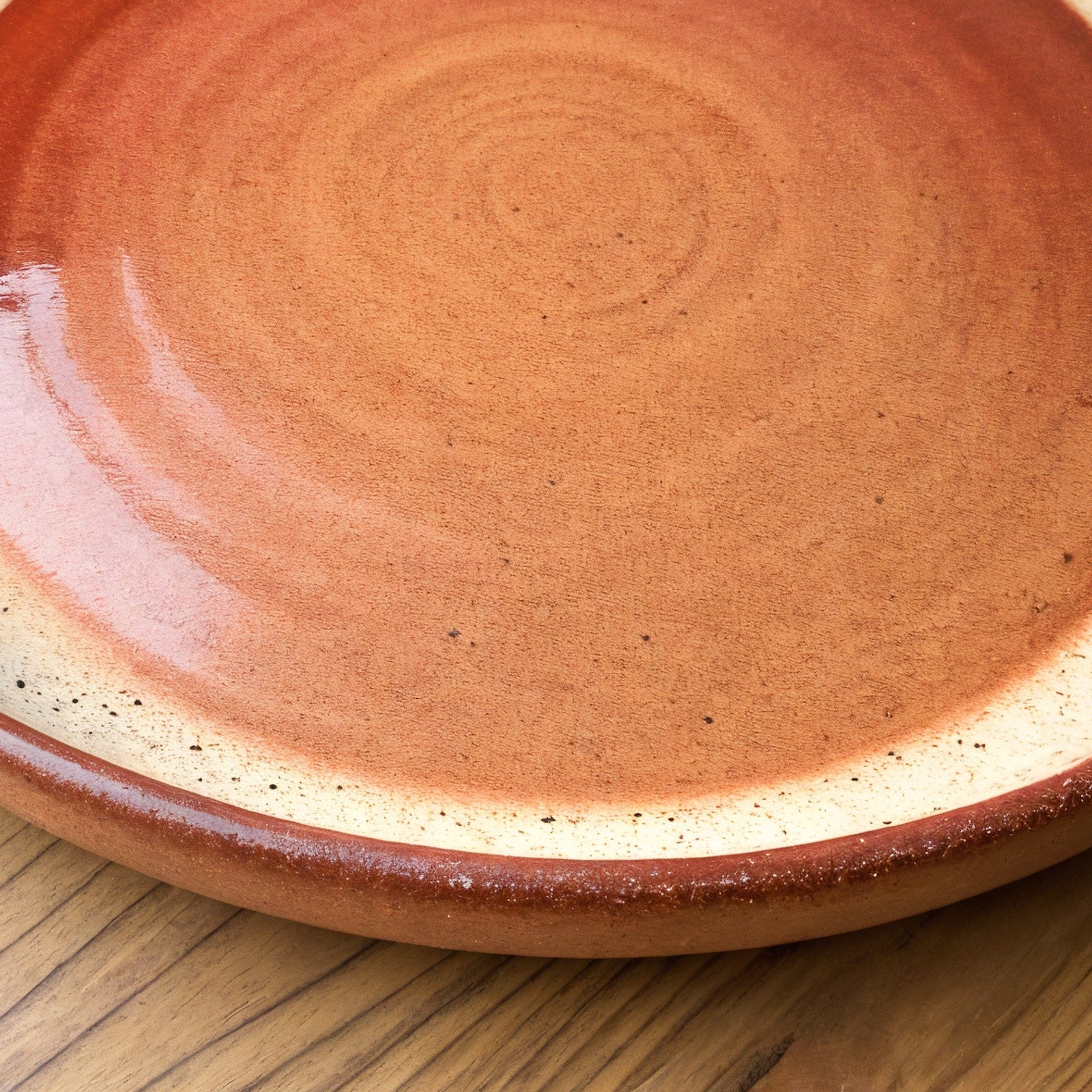 Bernatexshop Piatto Terra — dettaglio del bordo anteriore e del profilo