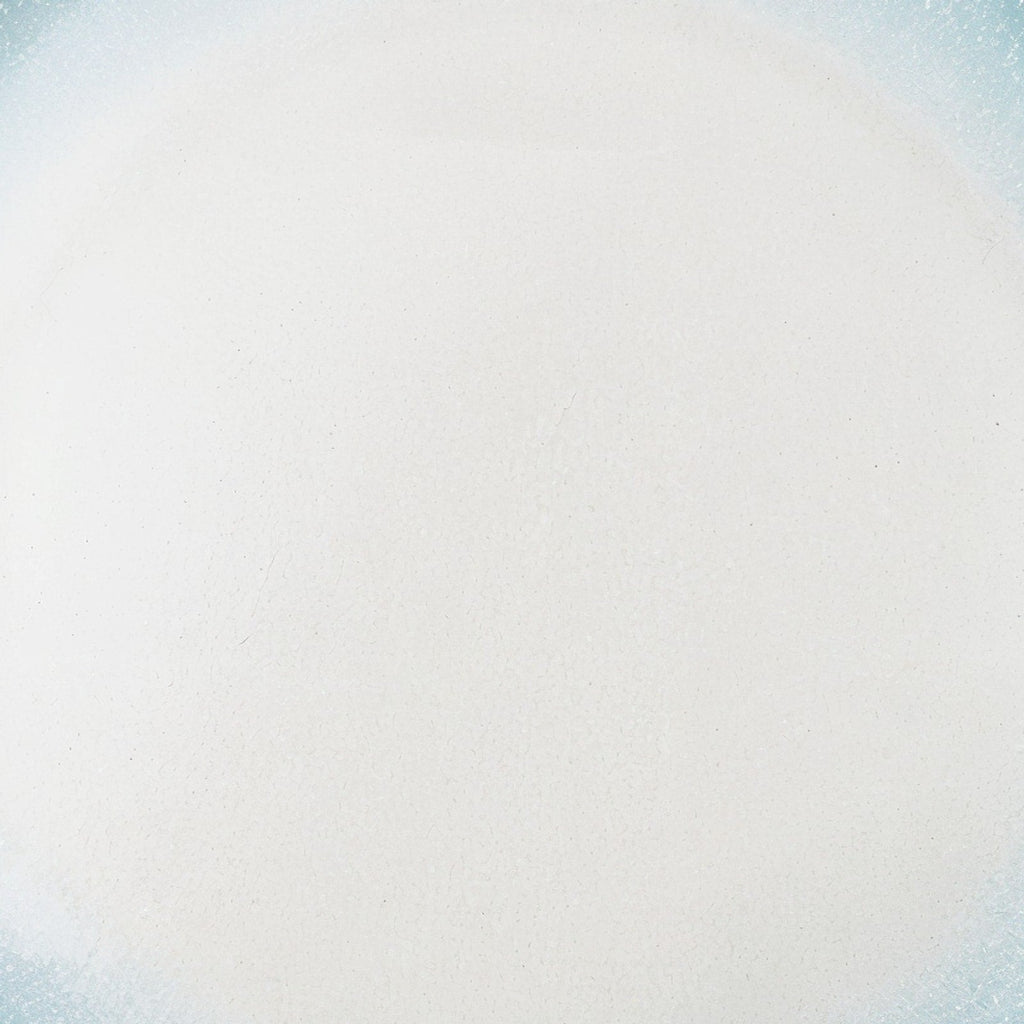 Piatto Ghiaccio — macro dettaglio della superficie smaltata