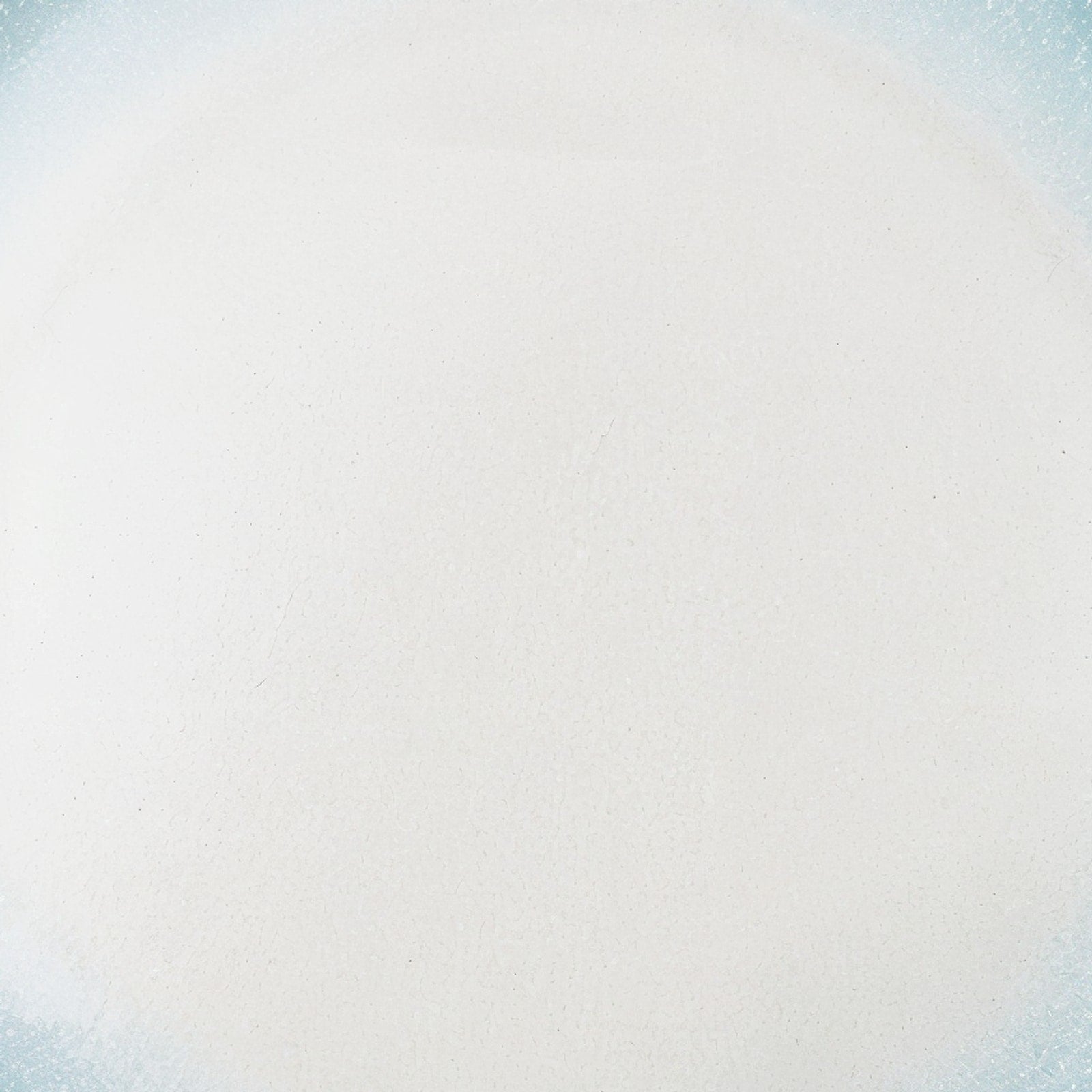 Piatto Ghiaccio — macro dettaglio della superficie smaltata