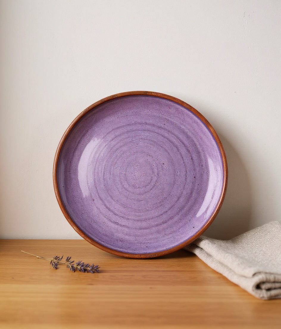 Piatto Lavanda Bernatexshop su consolle in legno con tovagliolo di lino